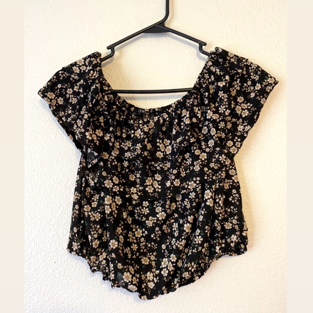 A two piece clothing set, size XL for both shirt and pants